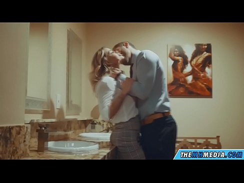 ❤️ Kiam belplena blondulo delogas vin en publika necesejo ️ Rusia porno ĉe ni ️❤